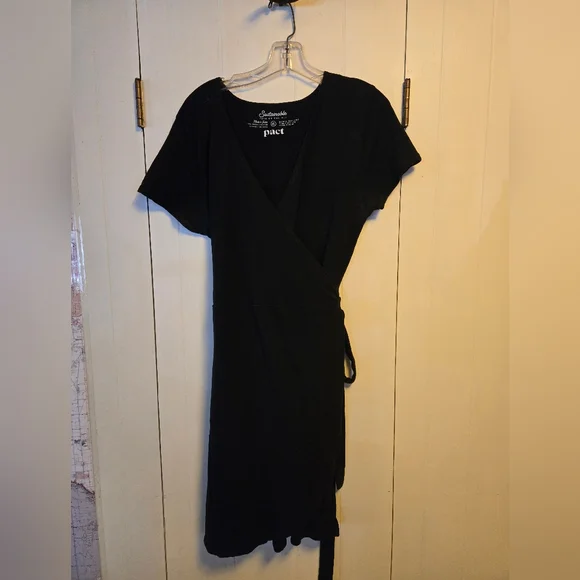 pact wrap dress | Dresses | Pact Organic Cotton Size L Short Sleeve Stretch Knit Black The silhouette you know and love Pact Women's Organic Cotton Cafe